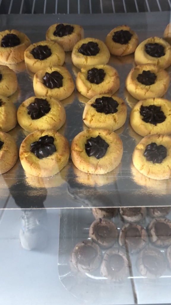 Biscoitos amanteigados com ganache de chocolate